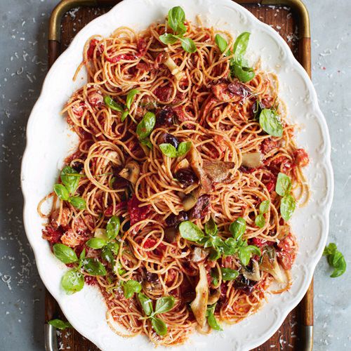 Jamie Oliver: kip cacciatore met spaghetti en tomatensaus