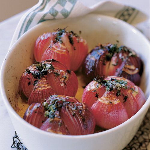 rode uien met tijm en knoflook uit de oven - recept - okoko recepten