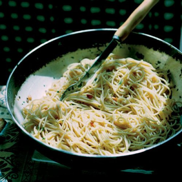 Spaghetti met knoflook, olijfolie, ansjovis en chilipepertjes - recept -  okoko recepten