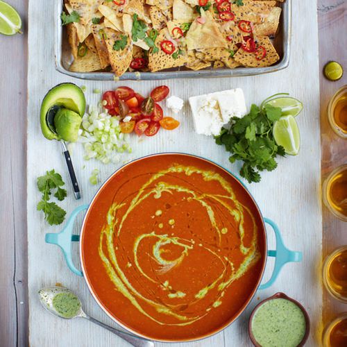 Roeispaan Onschuld breken Jamie Oliver: Mexicaanse tomatensoep met chilinachos - recept - okoko  recepten