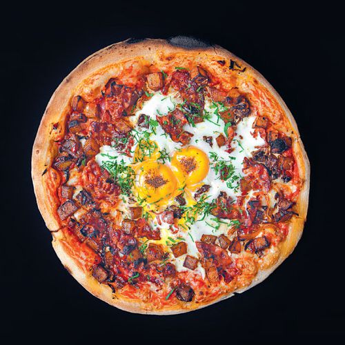 abces Fotoelektrisch Controverse Pizza met gerookt spek, gebakken aardappelen en ei - recept - okoko recepten